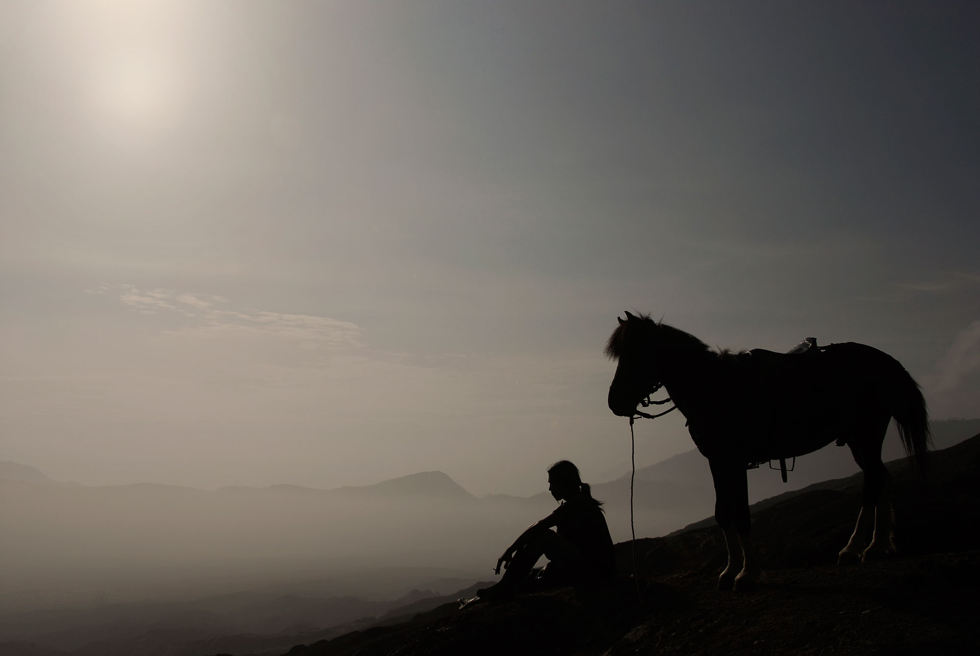 Man en paard op Bromo vulkaan